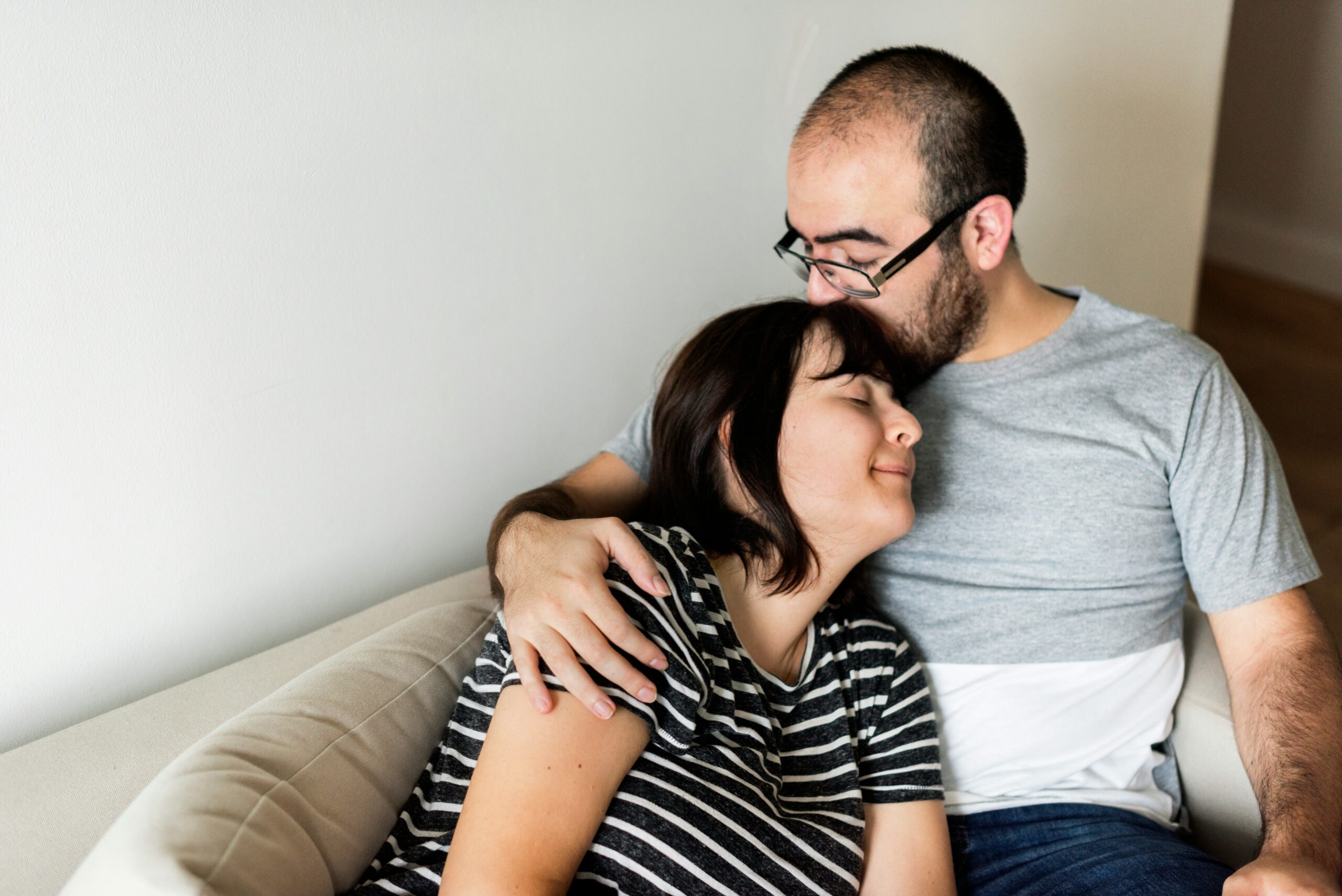 Pareja hablando para recuperar la conexión emocional