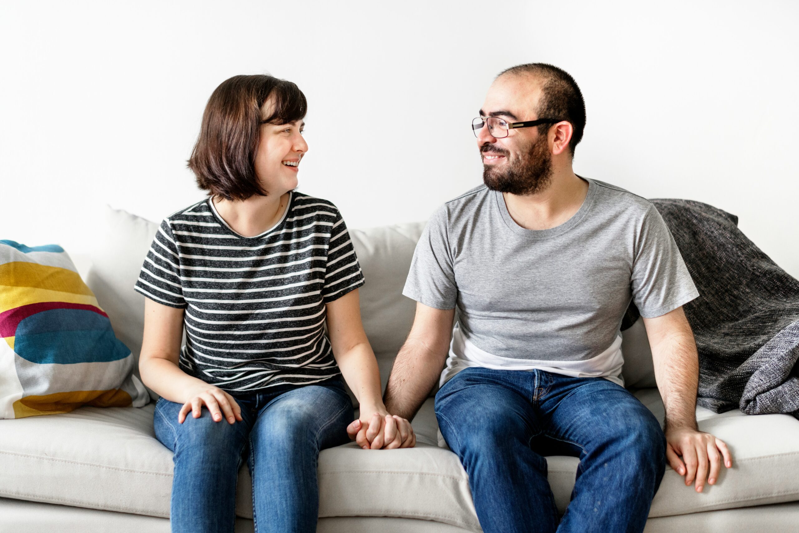 Pareja comunicándose para mejorar su relación de pareja