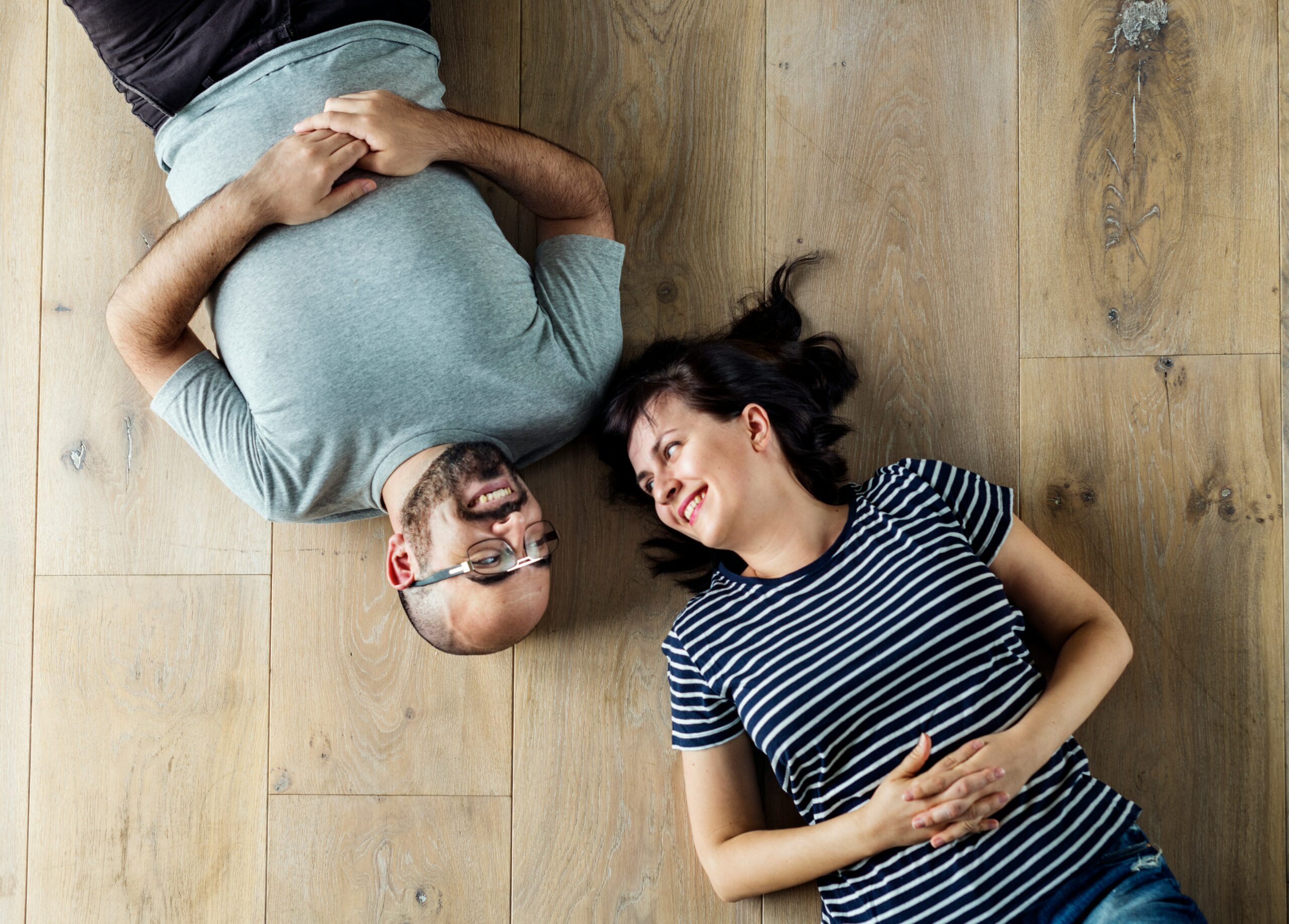 Pareja feliz tras mejorar su relación con coaching emocional